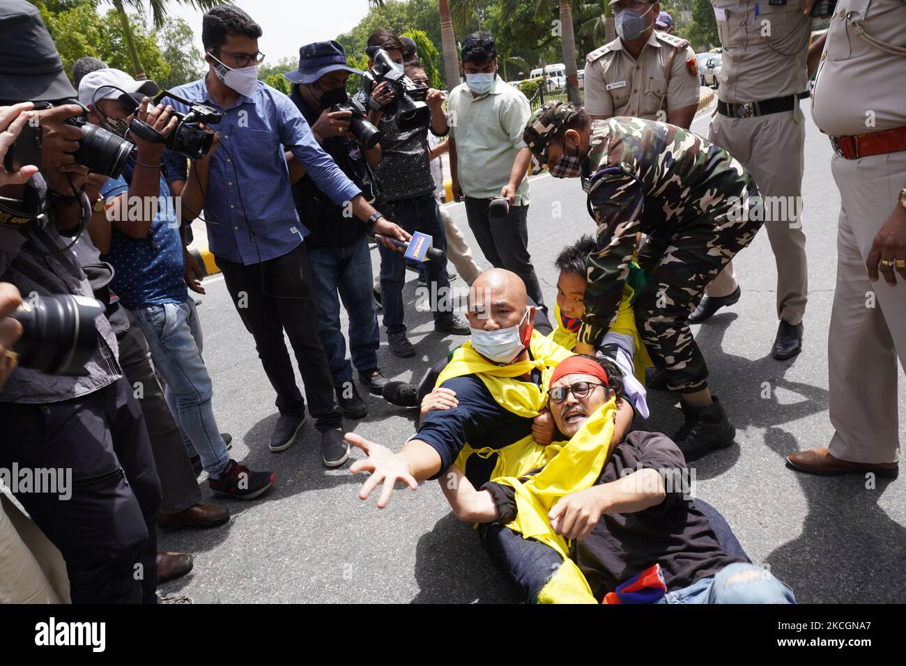 Des policiers emprisonnent des activistes du Congrès de la jeunesse tibétaine alors qu'ils criaient des slogans lors d'une manifestation devant l'ambassade chinoise, contre le 100th anniversaire de la fondation du Parti communiste chinois (PCC) à New Delhi, en Inde, sur 1 juillet 2021. (Photo de Mayank Makhija/NurPhoto) Banque D'Images