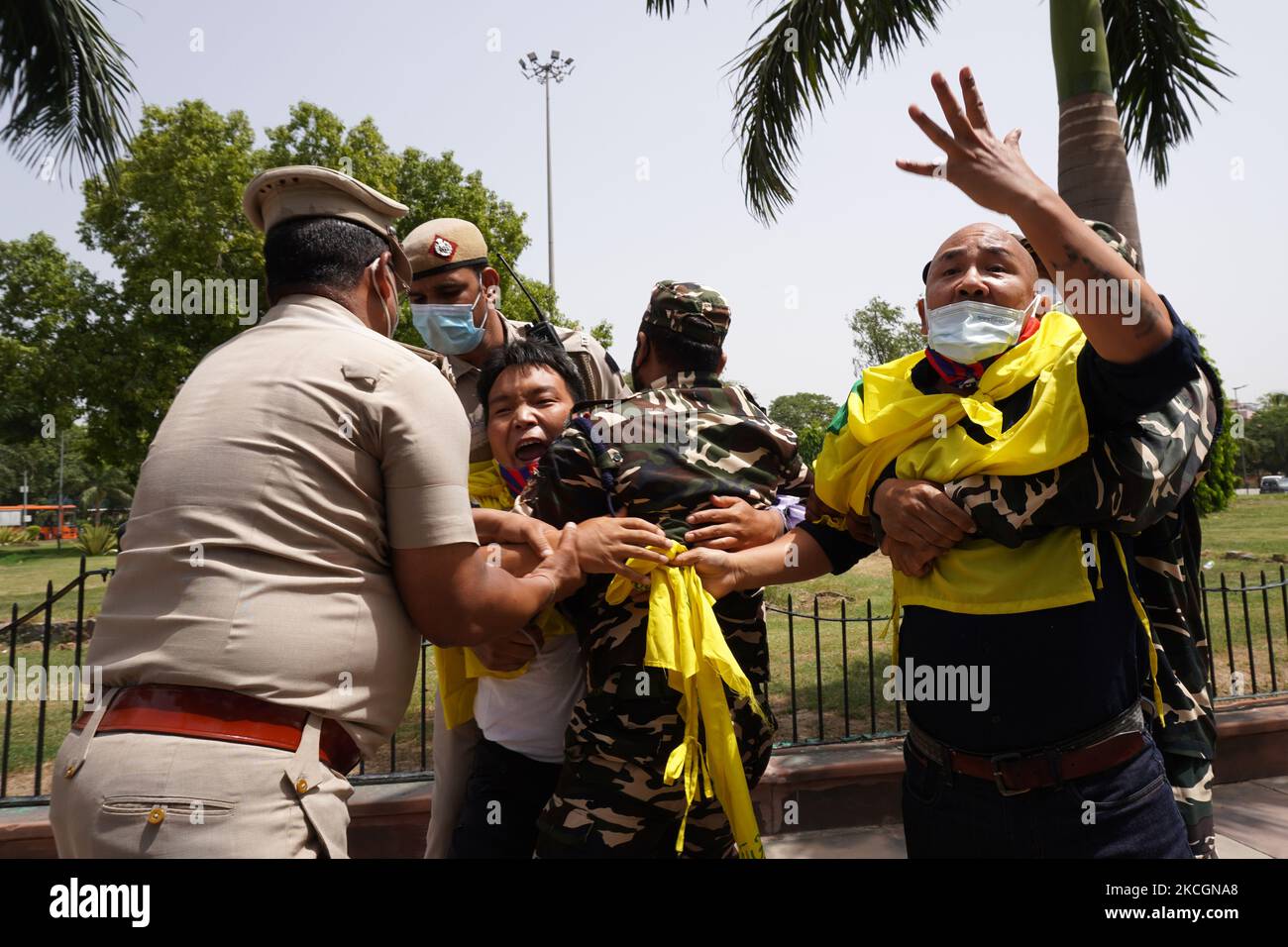 Des policiers emprisonnent des activistes du Congrès de la jeunesse tibétaine alors qu'ils criaient des slogans lors d'une manifestation devant l'ambassade chinoise, contre le 100th anniversaire de la fondation du Parti communiste chinois (PCC) à New Delhi, en Inde, sur 1 juillet 2021. (Photo de Mayank Makhija/NurPhoto) Banque D'Images