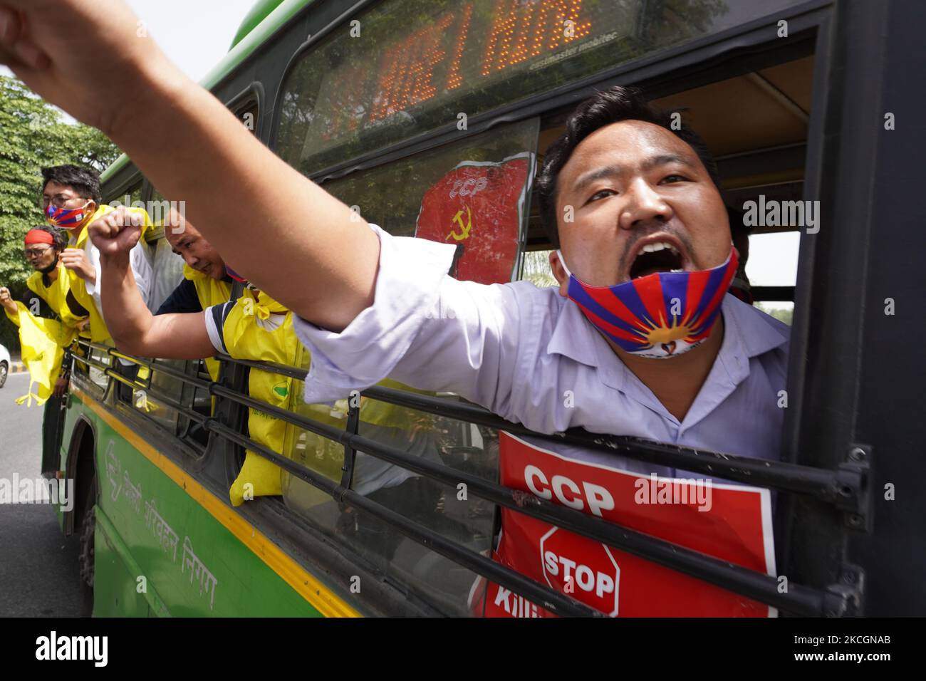 Les activistes du Congrès de la jeunesse tibétaine ont crié des slogans après avoir été détenus à l'intérieur d'un bus lors d'une manifestation devant l'ambassade chinoise, contre le 100th anniversaire de la fondation du Parti communiste chinois (PCC) à New Delhi, en Inde, sur 1 juillet 2021. (Photo de Mayank Makhija/NurPhoto) Banque D'Images