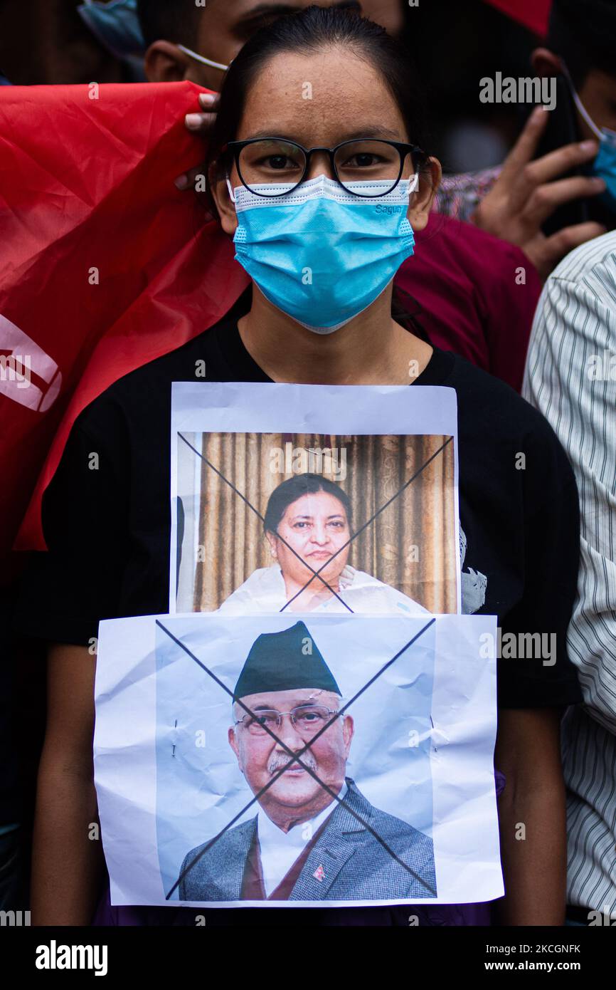 Une femme porte une affiche du Président Bidhya Devi Bhandari et du Premier ministre KP Sharma Oli lors d'une manifestation contre la dissolution du Parlement à Katmandou, au Népal, sur 1 juillet 2021. (Photo de Rojan Shrestha/NurPhoto) Banque D'Images