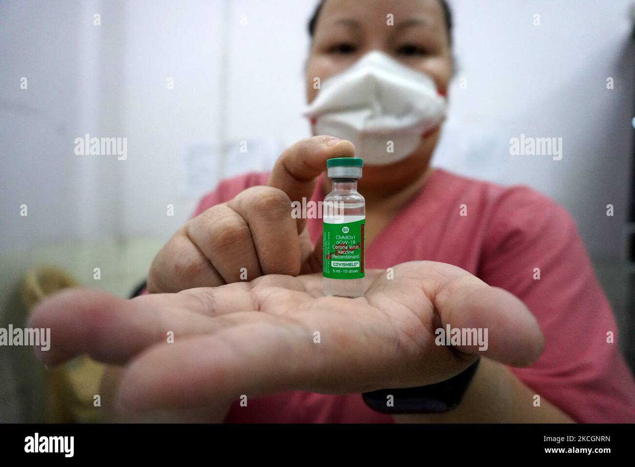 Un professionnel de la santé tient un flacon contenant des doses de COVISHIELD, un vaccin contre le coronavirus (COVID-19), fabriqué par le Serum Institute of India, dans un centre de vaccination, à New Delhi (Inde), sur 1 juillet 2021. Neuf pays européens acceptent les vaccins Covishield pour voyager dans leur pays, à savoir l'Autriche, l'Allemagne, la Slovénie, la Grèce, Islande, Irlande, Espagne, Estonie et Suisse. Le certificat Digital Covid de l'UE, ou « Green Pass », entre en vigueur jeudi dans le but de faciliter la libre circulation pendant la pandémie COVID-19. (Photo de Mayank Makhija/NurPhoto) Banque D'Images