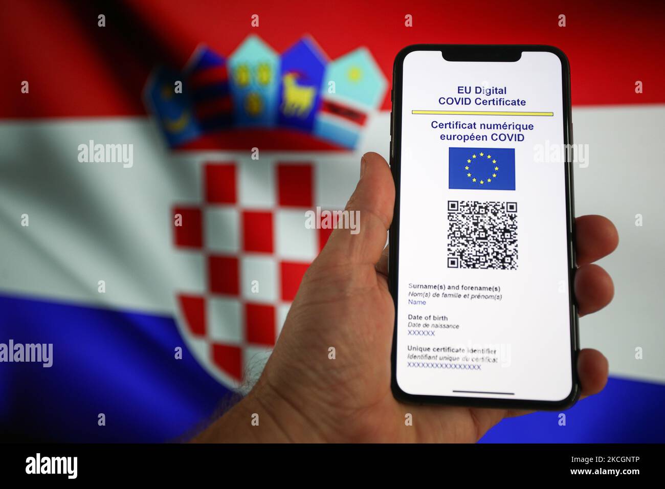 Un certificat COVID de l'UE est vu sur un appareil mobile avec un drapeau croate dans le fond de cette photo illustre à Varsovie, Pologne sur 1 juillet 2021. Le certificat COVID de l'UE, un document sous forme numérique ou analogique qui permet aux personnes pleinement vaccinées de voyager dans les 27 États membres de l'UE, est devenu avaialbe depuis 1 juillet. (Photo par STR/NurPhoto) Banque D'Images