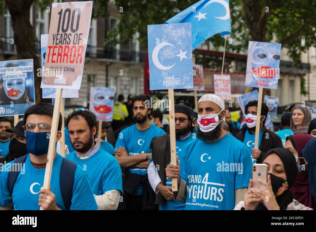 LONDRES, ROYAUME-UNI - 01 JUILLET 2021 : des manifestants manifestent devant l'ambassade chinoise pour soutenir la communauté musulmane uyghur réprimée qui vit dans le Xinjiang, dans le nord-ouest de la Chine, à l'occasion du 100th anniversaire de la fondation du Parti communiste chinois sur 01 juillet 2021 à Londres, en Angleterre. (Photo de Wiktor Szymanowicz/NurPhoto) Banque D'Images