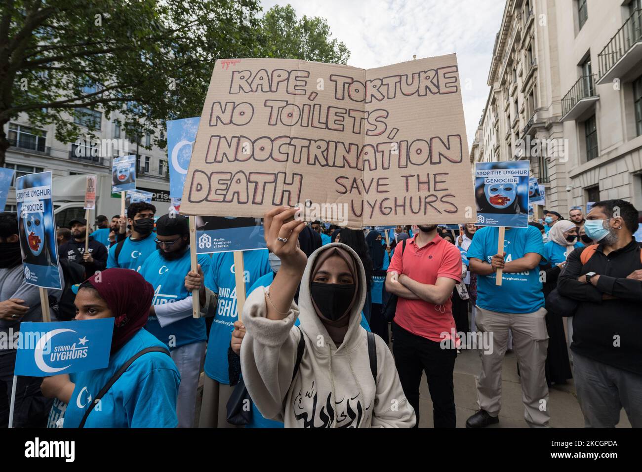 LONDRES, ROYAUME-UNI - 01 JUILLET 2021 : des manifestants manifestent devant l'ambassade chinoise pour soutenir la communauté musulmane uyghur réprimée qui vit dans le Xinjiang, dans le nord-ouest de la Chine, à l'occasion du 100th anniversaire de la fondation du Parti communiste chinois sur 01 juillet 2021 à Londres, en Angleterre. (Photo de Wiktor Szymanowicz/NurPhoto) Banque D'Images