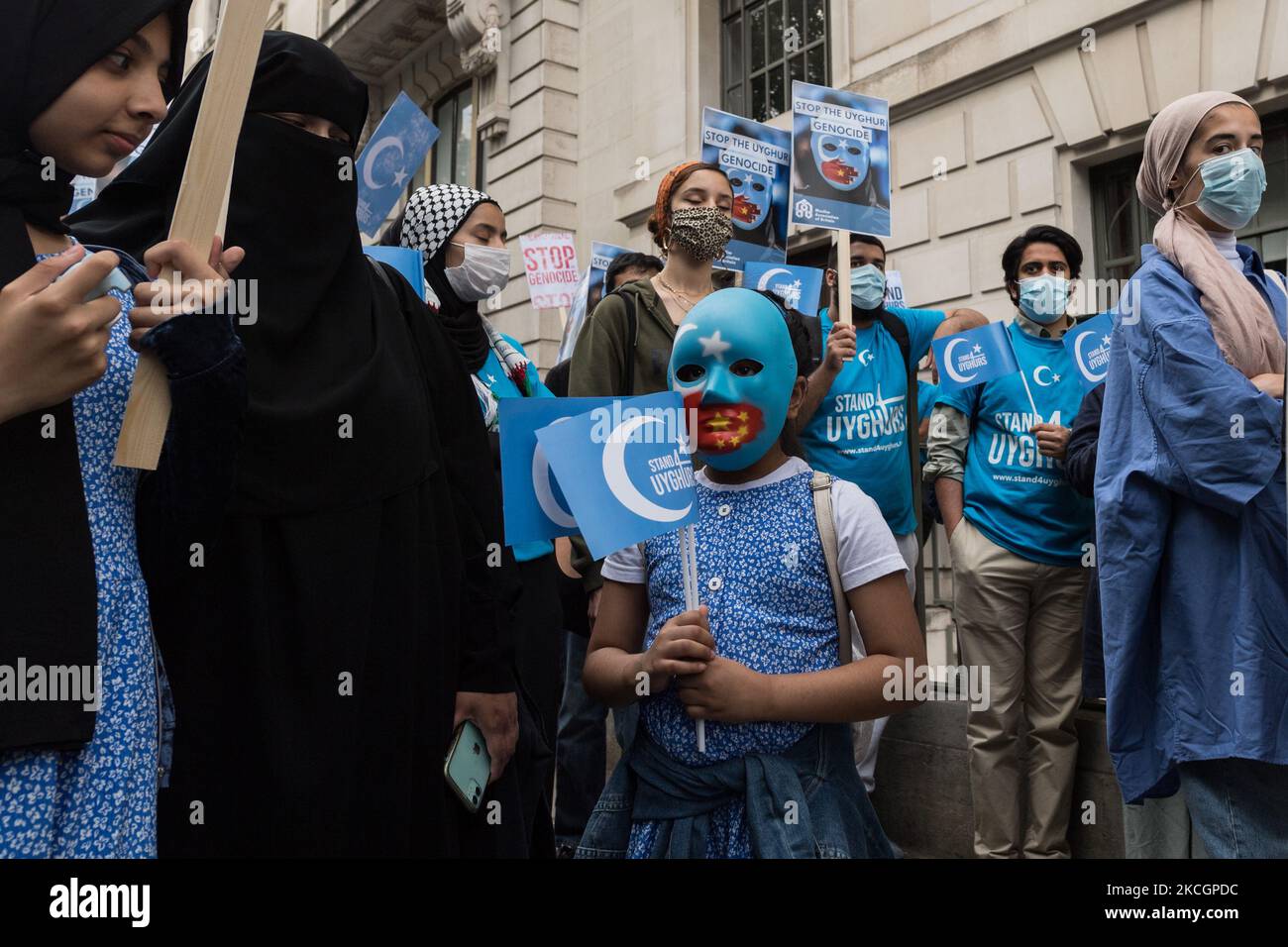 LONDRES, ROYAUME-UNI - 01 JUILLET 2021 : des manifestants manifestent devant l'ambassade chinoise pour soutenir la communauté musulmane uyghur réprimée qui vit dans le Xinjiang, dans le nord-ouest de la Chine, à l'occasion du 100th anniversaire de la fondation du Parti communiste chinois sur 01 juillet 2021 à Londres, en Angleterre. (Photo de Wiktor Szymanowicz/NurPhoto) Banque D'Images