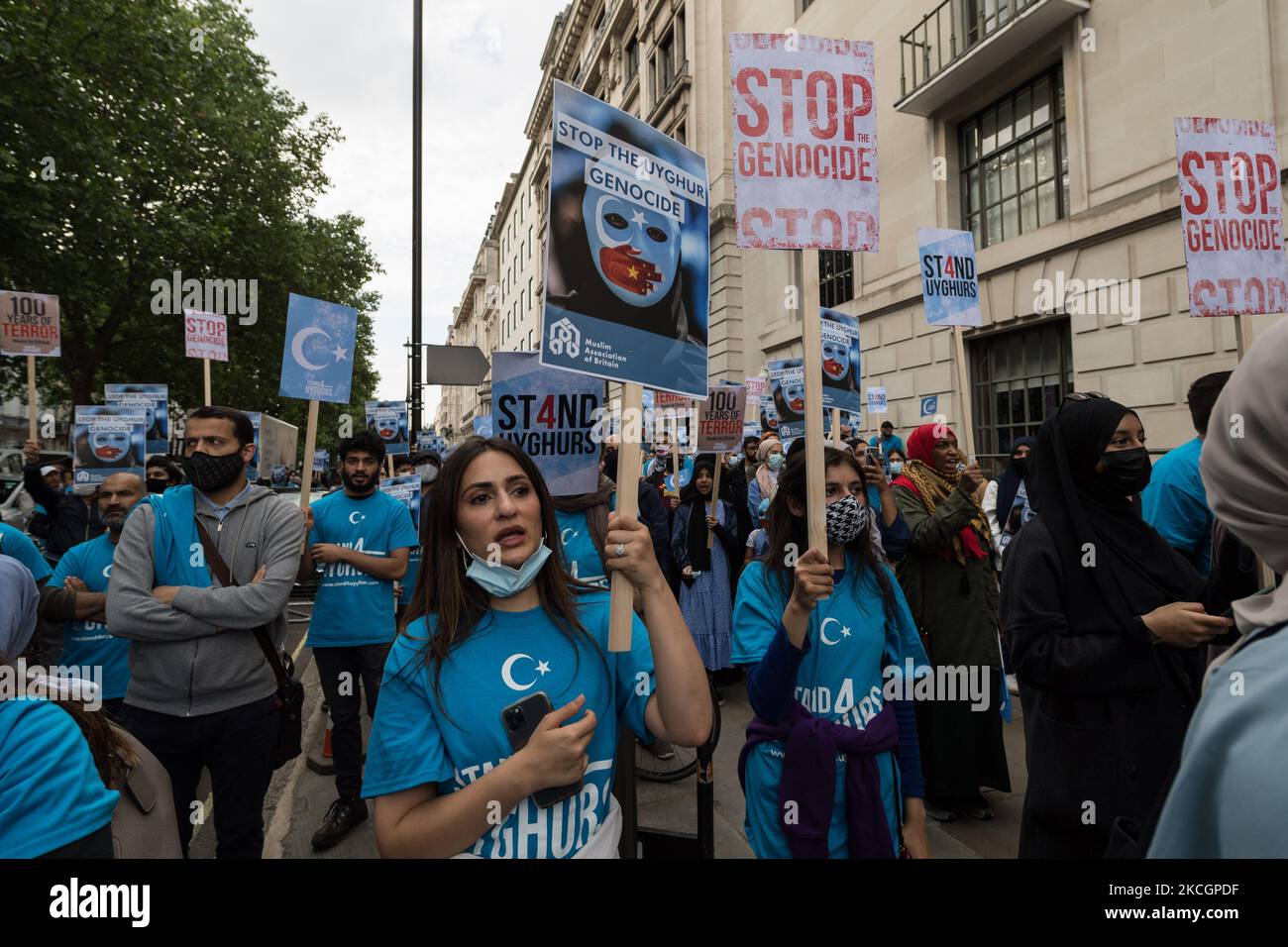 LONDRES, ROYAUME-UNI - 01 JUILLET 2021 : des manifestants manifestent devant l'ambassade chinoise pour soutenir la communauté musulmane uyghur réprimée qui vit dans le Xinjiang, dans le nord-ouest de la Chine, à l'occasion du 100th anniversaire de la fondation du Parti communiste chinois sur 01 juillet 2021 à Londres, en Angleterre. (Photo de Wiktor Szymanowicz/NurPhoto) Banque D'Images