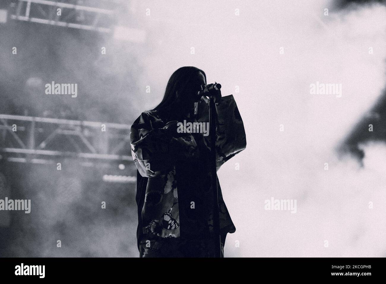 (NOTE DE LA RÉDACTION: L'image a été convertie en noir et blanc) la chanteuse espagnole Maria José Llergo se produit sur scène au festival Noches del Botanico au Real jardin Botanico Alfonso XIII sur 1 juillet 2021 à Madrid, Espagne. (Photo de Jon Imanol Reino/NurPhoto) Banque D'Images