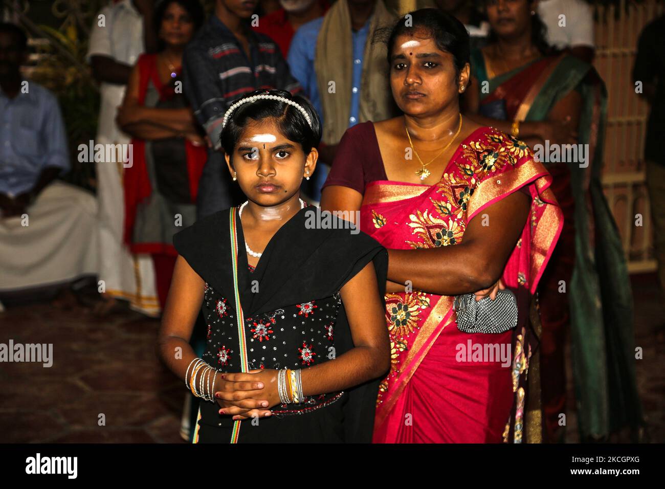 Tamil hindou Écoutez des musiciens qui produisent des chansons de dévotion traditionnelles de Carnatic pendant le festival de Nallur au Nallur Kandaswamy Kovil (temple de Nallur) à Jaffna, au Sri Lanka. Le temple de Nallur est l'institution la plus importante et socialement importante pour les Tamouls hindous sri-lankais. Le temple actuel a été construit en 1734 A.D. et est physiquement le plus grand complexe de Temple hindou du Sri Lanka. (Photo de Creative Touch Imaging Ltd./NurPhoto) Banque D'Images