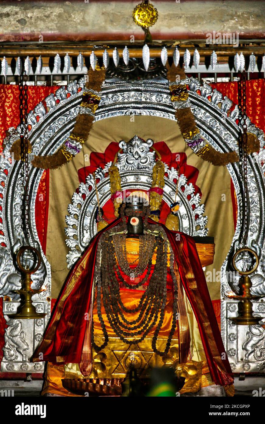 Shiva lingam à un petit sanctuaire pendant le festival de Nallur au Nallur Kandaswamy Kovil (temple de Nallur) à Jaffna, Sri Lanka. Le temple de Nallur est l'institution la plus importante et socialement importante pour les Tamouls hindous sri-lankais. Le temple actuel a été construit en 1734 A.D. et est physiquement le plus grand complexe de Temple hindou du Sri Lanka. (Photo de Creative Touch Imaging Ltd./NurPhoto) Banque D'Images