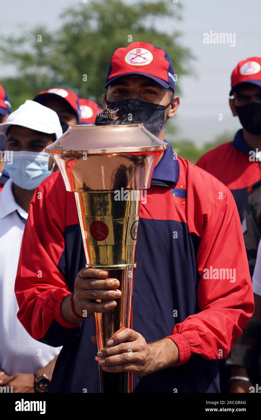 Swarnim Vijay Varsh Victory Flame, marquant la victoire de l'Inde sur le Pakistan en 1971 atteint le Cantonment de Nasirabad, près d'Ajmer, Rajasthan, Inde le 2 juillet 2021. La station militaire de Nasirabad a reçu la flamme de la victoire avec des honneurs militaires complets. (Photo par Himanshu Sharma/NurPhoto) Banque D'Images