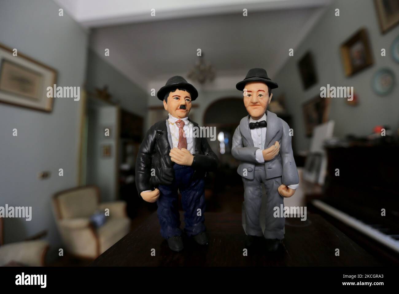 Fady Francis, journaliste et artiste de 30 ans, travaillant sur l'argile polymère et créant 100 célébrités au cours de la dernière année de Covid 19 a permis de mettre au point 82 personnalités comme les artistes acteurs et les joueurs de football. Sur 2 juillet 2021 au Caire, Égypte. En photo : Stan Laurel et Oliver Hardy (photo de Fadel Damod/NurPhoto) Banque D'Images