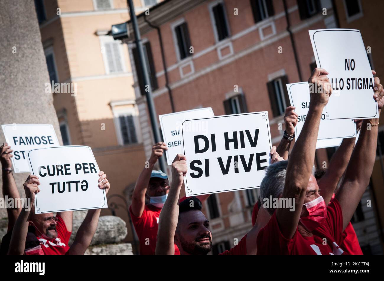 L'association LGBT plus Rome sur la Piazza dell'Esquilino avec le flashmob ''40 ans avec le VIH'', organisée pour marquer le quarantième anniversaire de la publication de l'article du New York Times intitulé ''cancer rare vu dans 41 homosexuels'', sur 03 juillet 2021 à Rome, Italie. (Photo par Andrea Ronchini/NurPhoto) Banque D'Images
