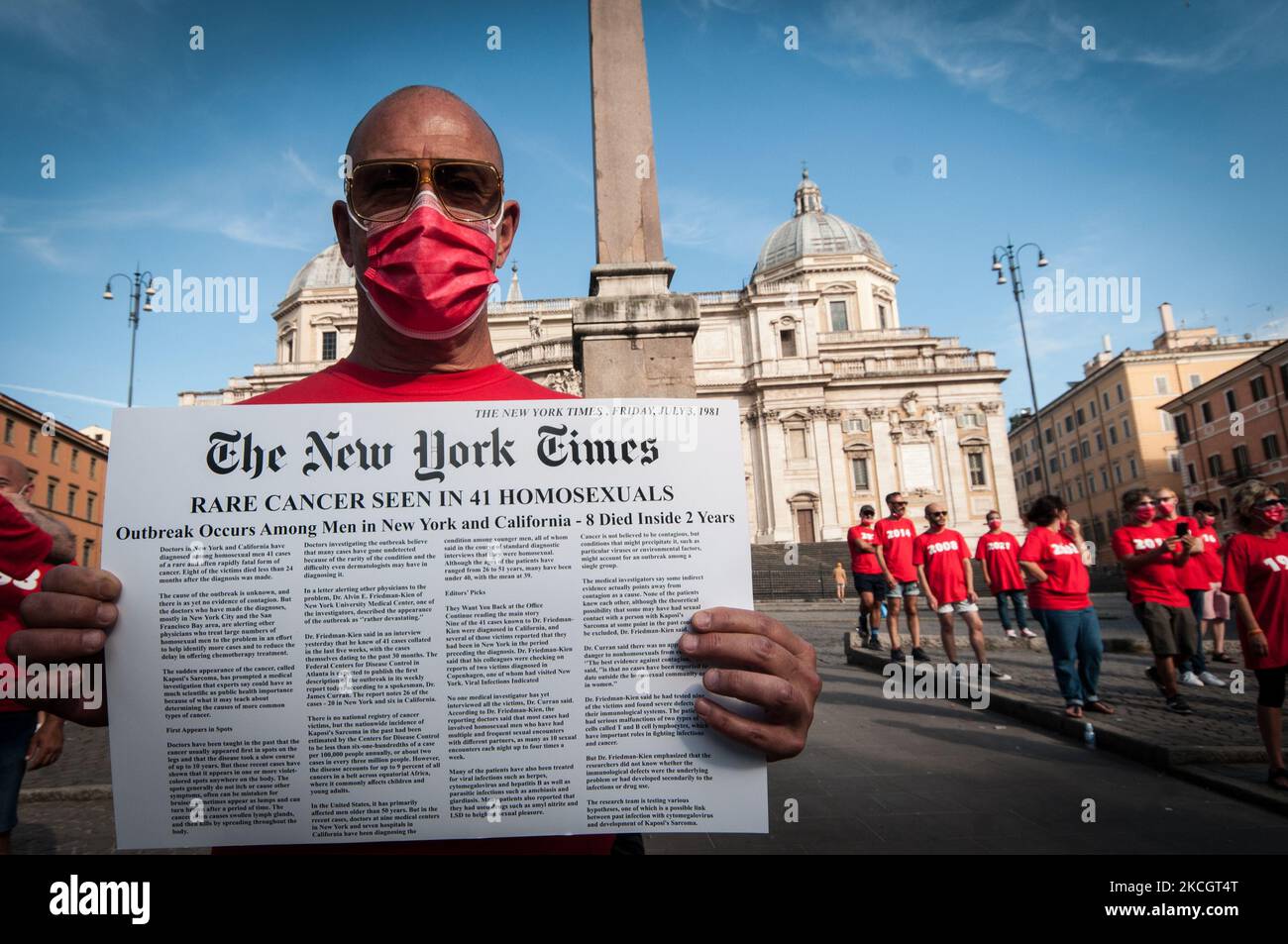 L'association LGBT plus Rome sur la Piazza dell'Esquilino avec le flashmob ''40 ans avec le VIH'', organisée pour marquer le quarantième anniversaire de la publication de l'article du New York Times intitulé ''cancer rare vu dans 41 homosexuels'', sur 03 juillet 2021 à Rome, Italie. (Photo par Andrea Ronchini/NurPhoto) Banque D'Images