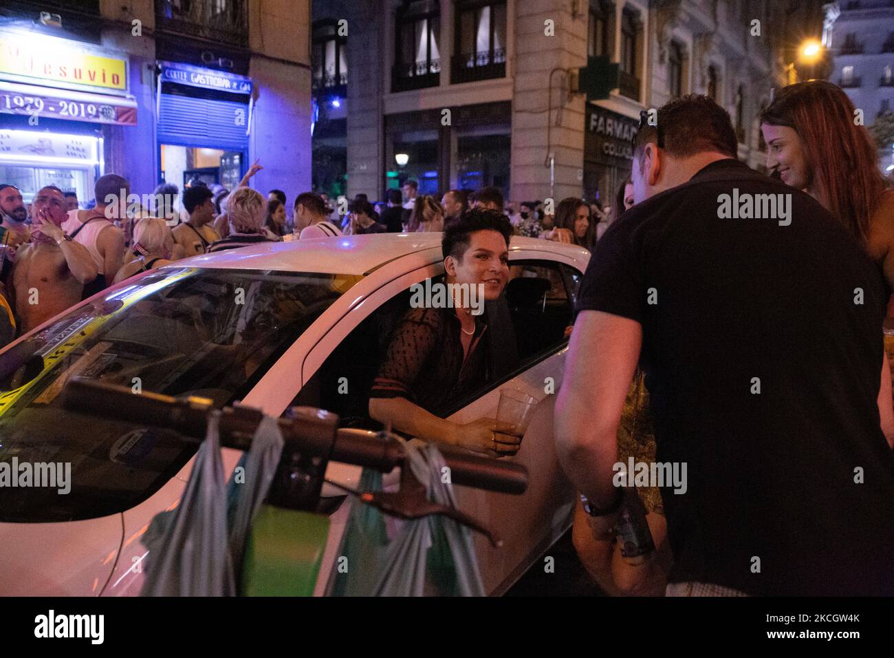 Deux personnes se saluent à la fierté gay des milliers de personnes prennent dans la rue pour boire et célébrer la fierté gay de LGTBI à Madrid, Espagne sur 3 juillet 2021. La nuit s'est déroulée sans incident, à part le fait que les gens étaient très bondés. (Photo par Javier Segovia/NurPhoto) Banque D'Images