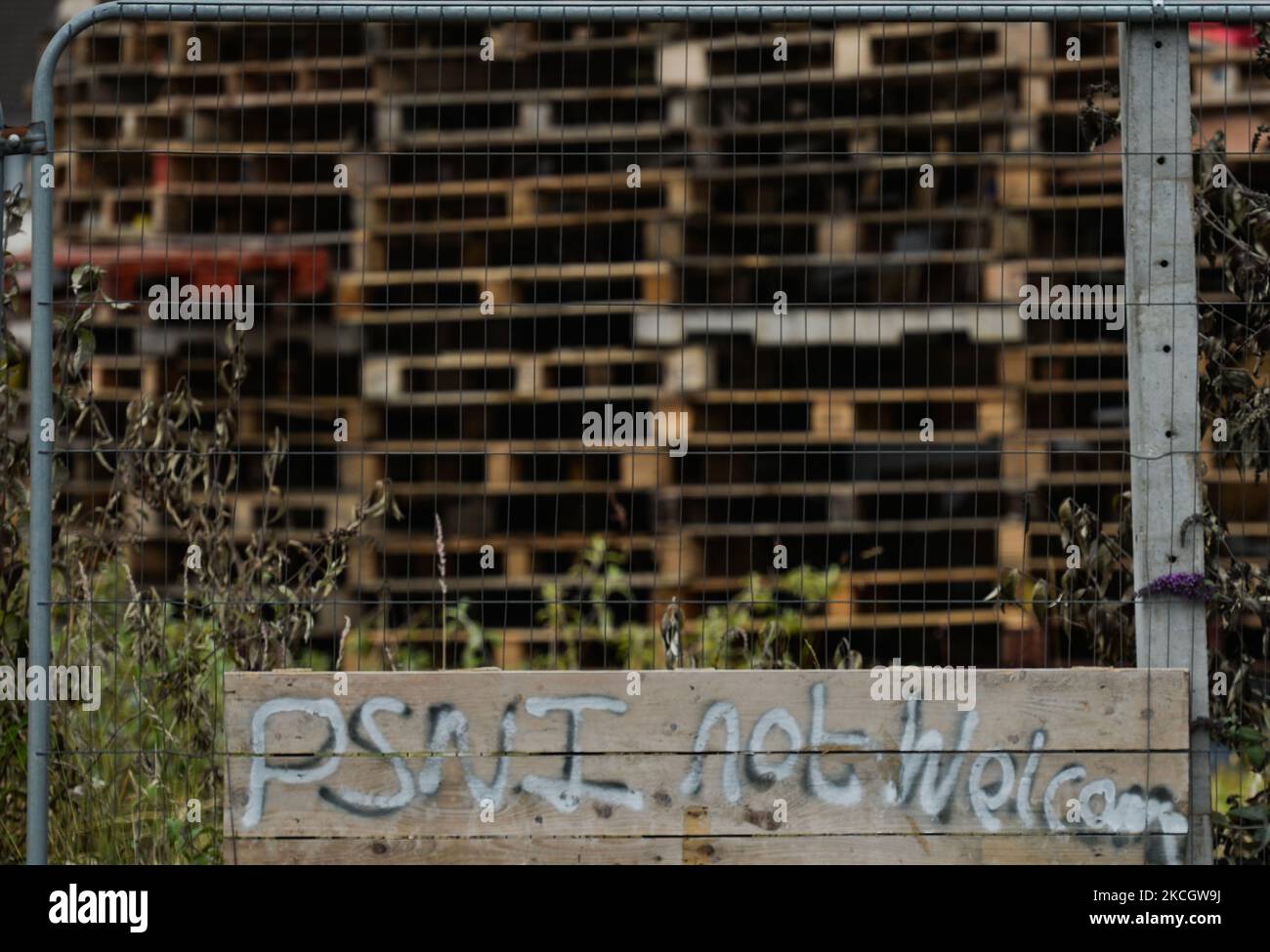 Des palettes empilées en bois pour construire le onzième feu de nuit, avant les célébrations du 12 juillet, et l'inscription « PSNI NOT Welcome » attachée à la clôture, vue sur Shankill Road à Belfast. Samedi 03 juillet 2021, à Belfast, Irlande du Nord (photo d'Artur Widak/NurPhoto) Banque D'Images