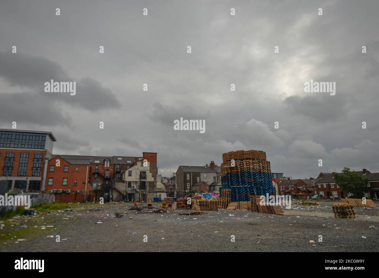 Des palettes en bois empilées pour construire le feu de joie de la onzième nuit, en prévision des célébrations du 12 juillet, vu dans le sud de Belfast, près des jardins botaniques. Samedi 03 juillet 2021, à Belfast, Irlande du Nord (photo d'Artur Widak/NurPhoto) Banque D'Images