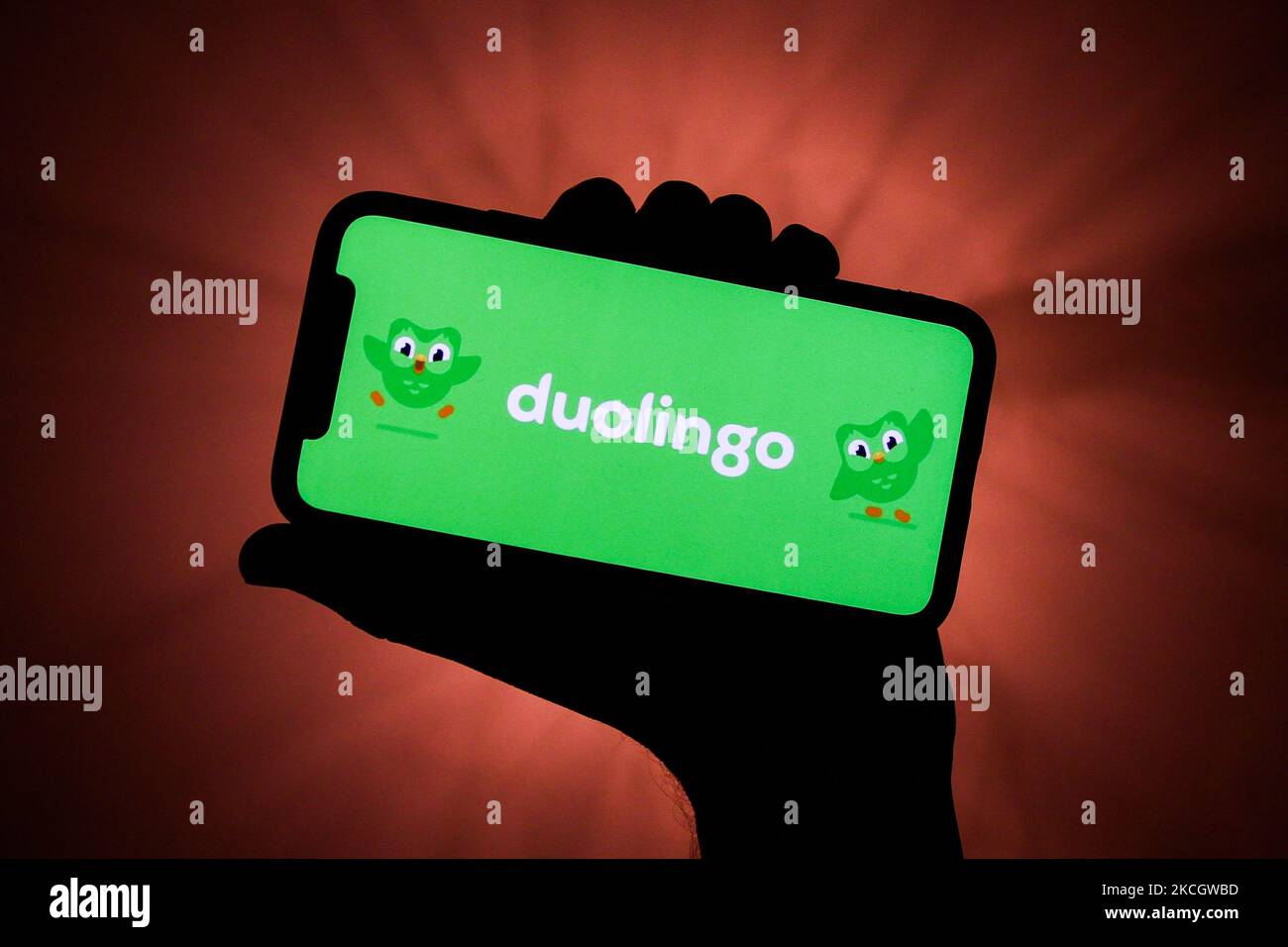 Le logo Duolingo est visible sur l'écran d'un téléphone dans cette photo d'illustration prise à Cracovie, en Pologne, sur 3 juillet 2021. (Photo d'illustration par Jakub Porzycki/NurPhoto) Banque D'Images