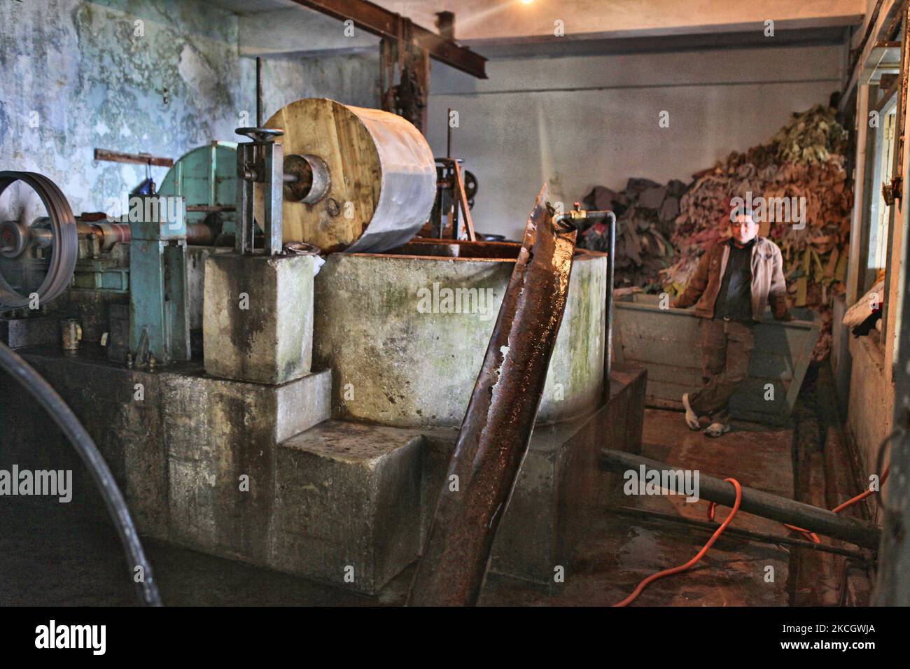 Un grand réservoir sature et mélange l'eau avec des morceaux de papier recyclé dans une boue qui sera ensuite faite en nouveau papier à l'industrie des chalets à Gangtok, Sikkim, Inde. Le Cottage Industry Institute enseigne un métier aux femmes et aux enfants. (Photo de Creative Touch Imaging Ltd./NurPhoto) Banque D'Images