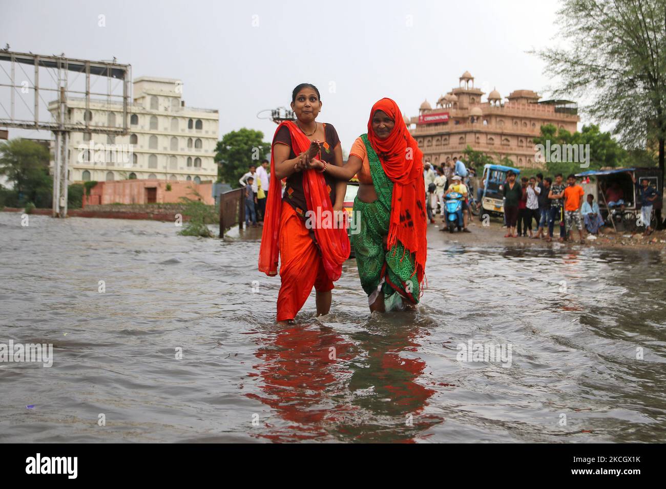 Les navetteurs ont traversé une route en eau après de fortes pluies à Jaipur, Rajasthan, Inde, dimanche, 4 juillet, 2021. (Photo de Vishal Bhatnagar/NurPhoto) Banque D'Images