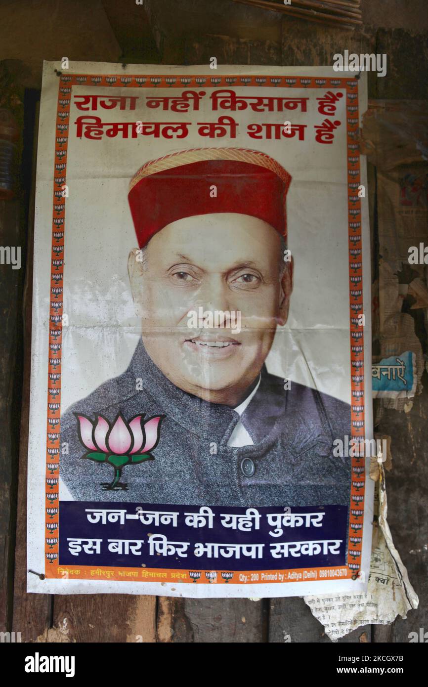 Une grande affiche politique pour le Prem Kumar Dhumal du parti Bharatiya Janata est accroché à l'extérieur d'une maison de village à Kandkosri, Himachal Pradesh, Inde. (Photo de Creative Touch Imaging Ltd./NurPhoto) Banque D'Images