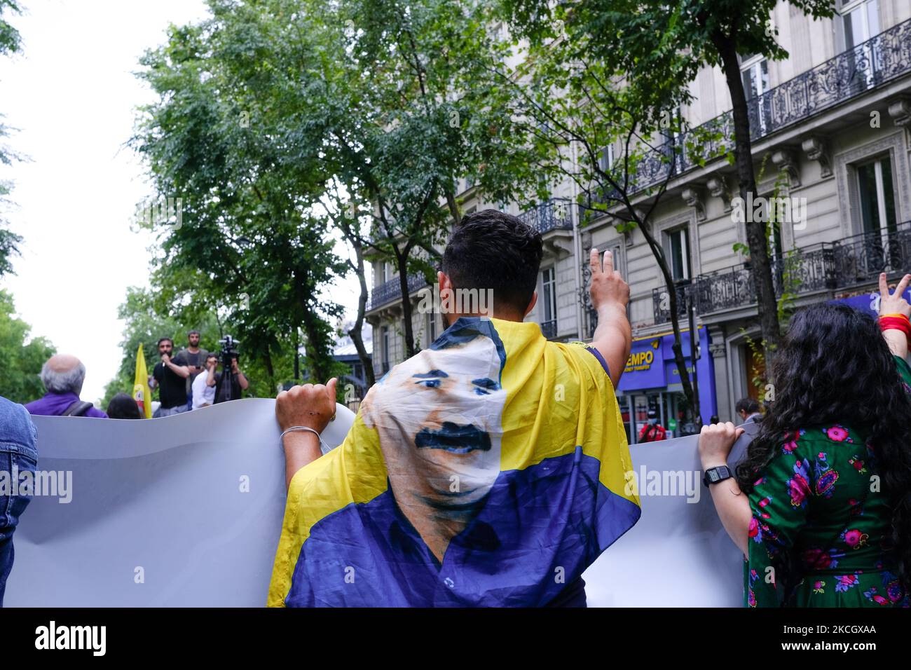 Un activiste porte un drapeau portant l'effigie d'Abdullah Ocalan lors de la manifestation défendre le Kurdistan à Paris, en France, sur 4 juillet 2021. Le week-end de 3 juillet et 4, des organisations kurdes du monde entier ont demandé de dénoncer l'agression turque au Kurdistan irakien. A Paris, une manifestation et un concert ont été organisés pour dénoncer l'intervention militaire turque. (Photo de Vincent Koebel/NurPhoto) Banque D'Images