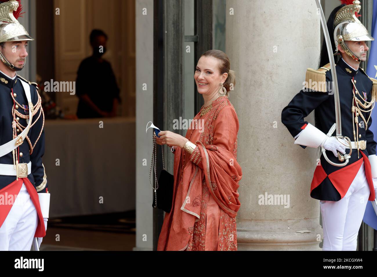 L'actrice Carole bouquet arrive pour dîner d'État avec le président italien Sergio Mattarella et sa fille Laura Mattarella, le président français Emmanuel Macron et sa femme Brigitte Macron à l'Elysée à Paris, sur 5 juillet 2021 (photo de Daniel Pier/NurPhoto) Banque D'Images