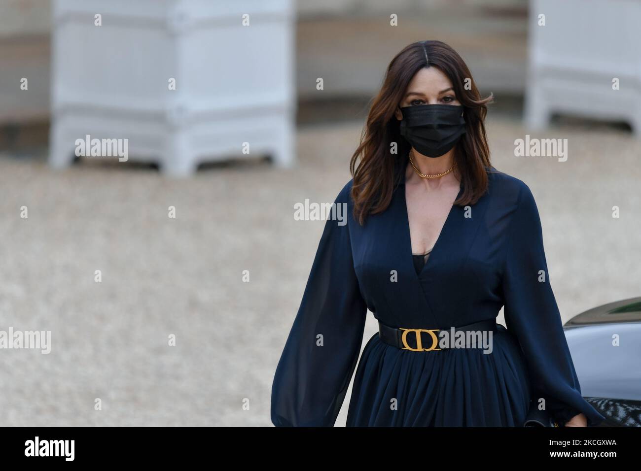 L'actrice italienne Monica Bellucci arrive pour dîner d'État avec le président italien Sergio Mattarella et sa fille Laura Mattarella, le président français Emmanuel Macron et sa femme Brigitte Macron à l'Elysée à Paris, sur 5 juillet 2021 (photo de Daniel Pier/NurPhoto) Banque D'Images