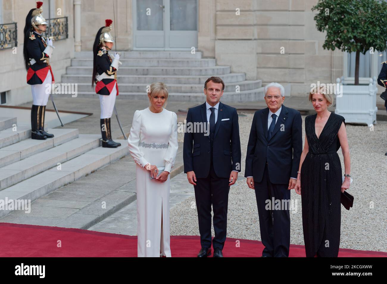 Le président italien Sergio Mattarella (C) et sa fille Laura Mattarella (L) arrivent pour dîner d'Etat avec le président français Emmanuel Macron (C) et sa femme Brigitte Macron (L) à l'Elysée à Paris, sur 5 juillet 2021 (photo de Daniel Pier/NurPhoto) Banque D'Images