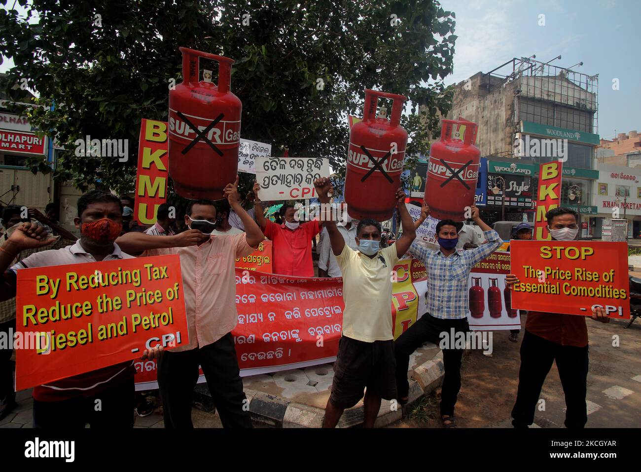 Le militant de l'IPC (Parti communiste de l'Inde) tient des pancartes et cria des slogans anti-gouvernementaux contre la hausse du prix du carburant et du gaz sur le chemin dans la capitale de l'État indien de l'est, Bhubaneswar, sur 6 juillet 2021. Le prix de l'essence, du diesel et du gaz a augmenté plus de 30 fois entre la période de confinement cette année dans la pandémie du coronavirus Covid-19 en Inde et il sera également entravé pour les gens communs. (Photo par STR/NurPhoto) Banque D'Images