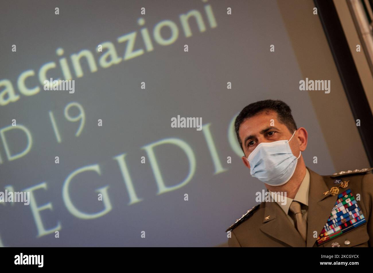 le commissaire extraordinaire à l'urgence Covid-19 et général de l'armée italienne Paolo Francesco Figliuolo participe à la journée d'inauguration du centre de vaccination 'Communauté 'de 'Sant'Egidio', dans le cadre du plan de vaccination des personnes fragiles et sans domicile, à 6 juillet 2021, à Rome, en Italie. Le Centre de vaccination de Sant'Egidio contre Covid-19 pour les personnes fragiles et sans abri a été ouvert en collaboration avec la municipalité de la région du Latium, la Croix-Rouge italienne et la Communauté de Sant'Egidio. Pour l'instant, quelque 20 millions de personnes ont été entièrement vaccinées en Italie. (Photo par Andrea Ronchini/NurPhoto) Banque D'Images