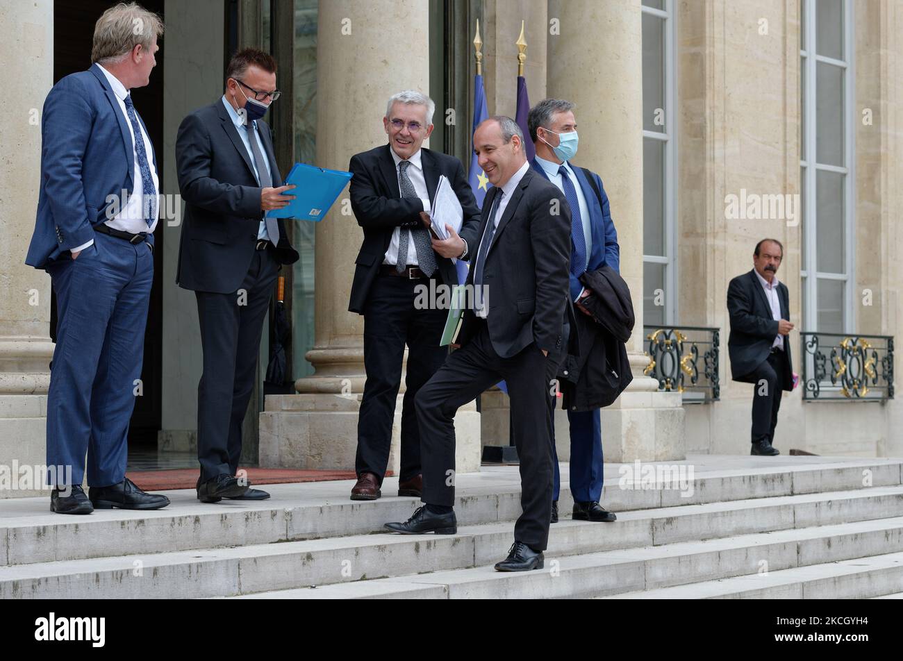 Le président du syndicat français CFE-CGC François Hommeril, la Force française Ouvriere (FO) le secrétaire général du syndicat Yves Veyrier, la Confédération française démocratique du travail (CFDT) le secrétaire général du syndicat Laurent Berger part après une rencontre avec les syndicats et le président français Macron au Palais de l'Elysée à Paris sur 6 juillet 2021 (photo de Daniel Pier/NurPhoto) Banque D'Images