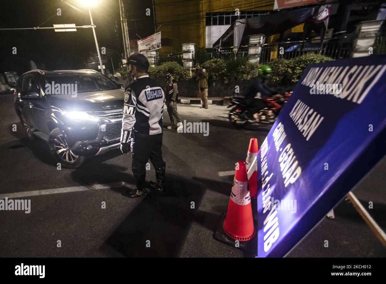 La deuxième journée de mobilisation de véhicules avec des numéros de police pairs à Palembang ville mardi, 6 juillet 2021. Cela permet d'arrêter la propagation du coronavirus. (Photo de Sigit Prasetya/NurPhoto) Banque D'Images