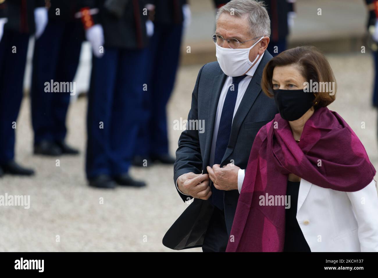 Le ministre français de la Défense, Florence Parly, et son mari, Martin Vial arrivent pour dîner d'Etat avec le président italien Sergio Mattarella et sa fille Laura Mattarella, le président français Emmanuel Macron et sa femme Brigitte Macron à l'Elysée à Paris, sur 5 juillet 2021 (photo de Daniel Pier/NurPhoto) Banque D'Images