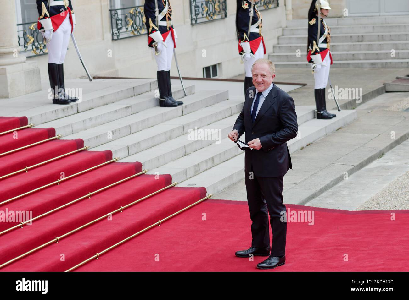 François-Henri Pinault, PDG du groupe français de luxe Kering, arrive pour dîner d'État avec le président italien Sergio Mattarella et sa fille Laura Mattarella, le président français Emmanuel Macron et sa femme Brigitte Macron à l'Elysée à Paris, sur 5 juillet 2021 (photo de Daniel Pier/NurPhoto) Banque D'Images