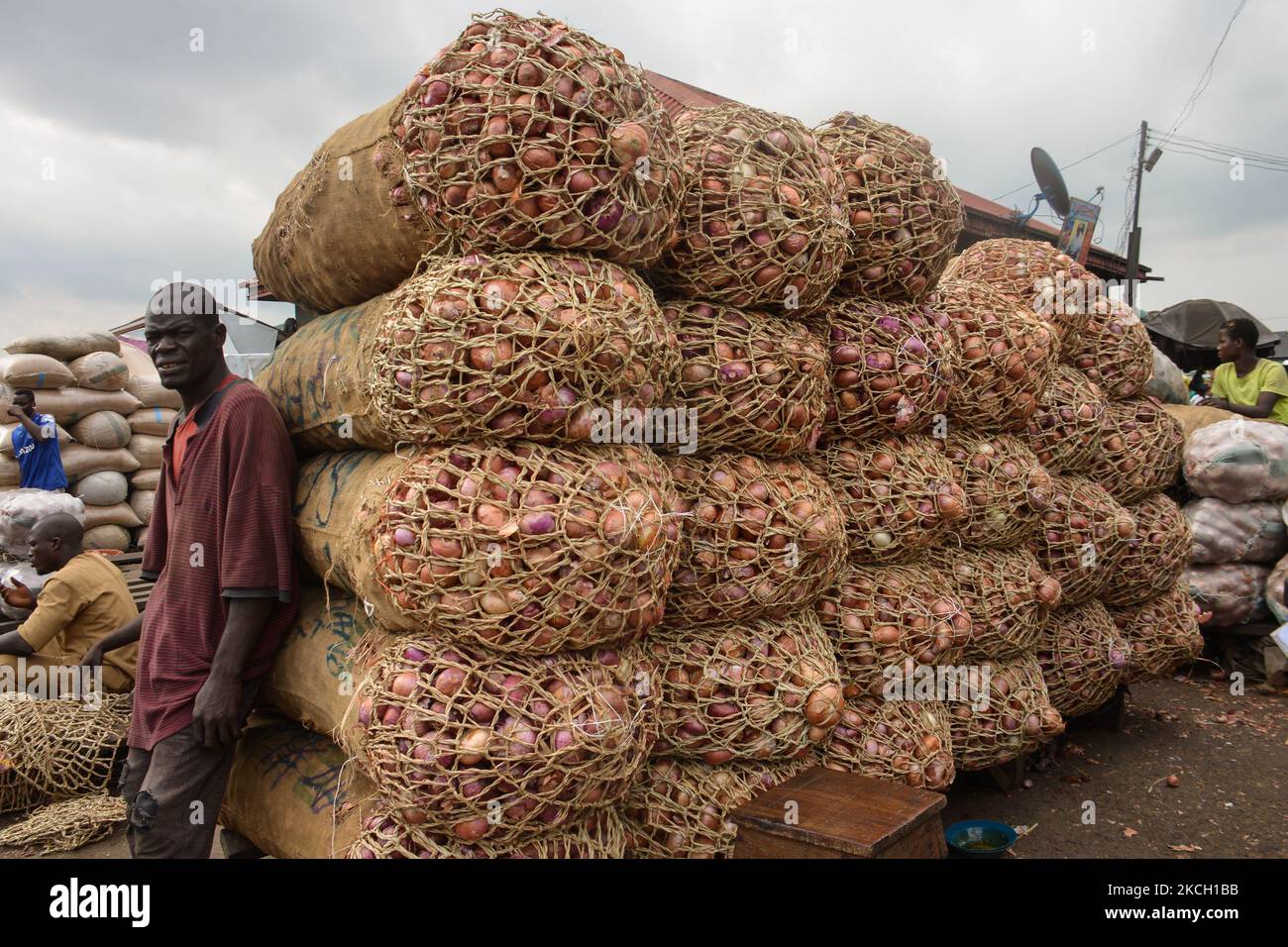Un travailleur se repose sur des sacs d'oignons sur le marché du Mile 12 à Lagos, les prix des denrées alimentaires restent élevés malgré la baisse du taux d'inflation à 17,93% en mai 2021, sur 7 juillet 2021. La Banque mondiale a déclaré que la flambée de l'inflation et la hausse des prix du pays avaient poussé environ sept millions de Nigérians en dessous du seuil de pauvreté en 2020. Cette hausse de l'indice alimentaire est due à l'augmentation des prix du pain, des céréales, du lait, du fromage, des œufs, Poisson, boissons non alcoolisées, café, thé et cacao, fruits, Viande, huiles et graisses, et légumes. (Photo par Olukayode Jaiyeola/NurPhoto) Banque D'Images