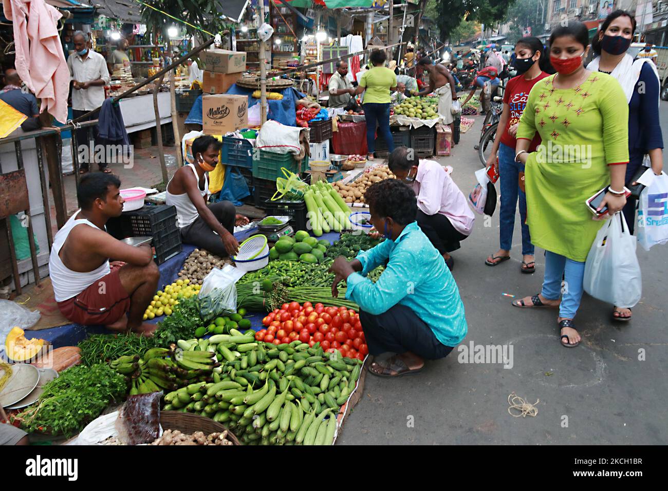 Un marché temporaire de légumes un côté de rue à Kolkata, en Inde, sur 06 juillet 2021. Les prix des légumes et des fruits sur les marchés de gros et de détail de la ville ont encore augmenté cette semaine, alors que la hausse des prix du carburant a continué à pousser les coûts de transport, ont déclaré les commerçants mardi. (Photo de Debajyoti Chakraborty/NurPhoto) Banque D'Images Un marché temporaire de légumes un côté de rue à Kolkata, en Inde, sur 06 juillet 2021. Les prix des légumes et des fruits sur les marchés de gros et de détail de la ville ont encore augmenté cette semaine, alors que la hausse des prix du carburant a continué à pousser les coûts de transport, ont déclaré les commerçants mardi. (Photo de Debajyoti Chakraborty/NurPhoto) Banque D'Images