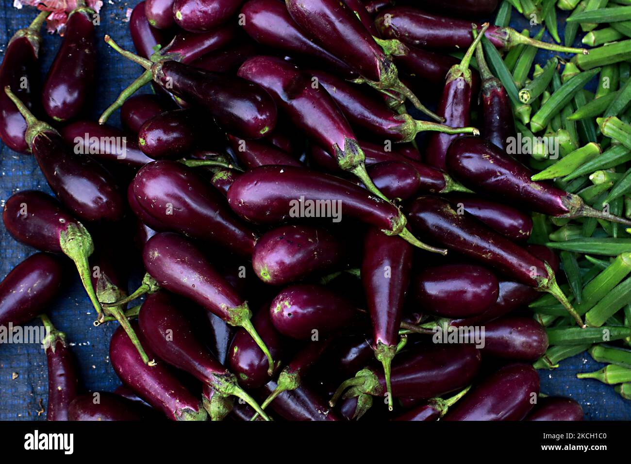 Un marché temporaire de légumes un côté de rue à Kolkata, en Inde, sur 06 juillet 2021. Les prix des légumes et des fruits sur les marchés de gros et de détail de la ville ont encore augmenté cette semaine, alors que la hausse des prix du carburant a continué à pousser les coûts de transport, ont déclaré les commerçants mardi. (Photo de Debajyoti Chakraborty/NurPhoto) Banque D'Images Un marché temporaire de légumes un côté de rue à Kolkata, en Inde, sur 06 juillet 2021. Les prix des légumes et des fruits sur les marchés de gros et de détail de la ville ont encore augmenté cette semaine, alors que la hausse des prix du carburant a continué à pousser les coûts de transport, ont déclaré les commerçants mardi. (Photo de Debajyoti Chakraborty/NurPhoto) Banque D'Images
