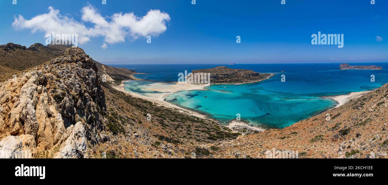 Vue panoramique sur la plage de Balos, l'incroyable lagon avec les eaux turquoise exotiques et tropicales de la mer Méditerranée est situé dans la région de Chania, sur l'île de Crète. Balos est l'une des plages les plus visitées de Crète et est populaire auprès des visiteurs du monde entier. L'eau cristalline, le lagon, les montagnes rocheuses escarpées, un bar de plage fournissant des parasols et l'ombre avec des boissons et une île pirate sont situés dans la même région qui est accessible par une randonnée de 20 minutes ou bateau. La Grèce tente de stimuler son tourisme et de donner des privilèges pour se faire vacciner contre la pandémie internationale du coronavirus Covid-19 Banque D'Images