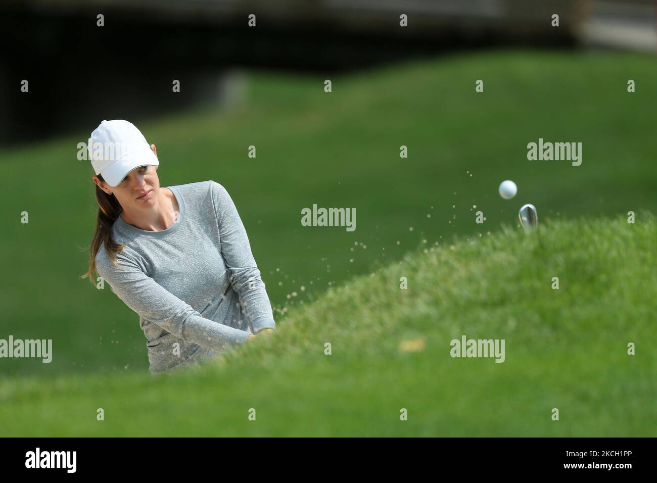 Sarah Schmelzel sort du bunker vers le deuxième vert lors de la première partie du Marathon LPGA Classic présenté par le tournoi de golf Dana au Highland Meadows Golf Club à Sylvania, Ohio, Etats-Unis, jeudi, 8 juillet 2021. (Photo de Jorge Lemus/NurPhoto) Banque D'Images