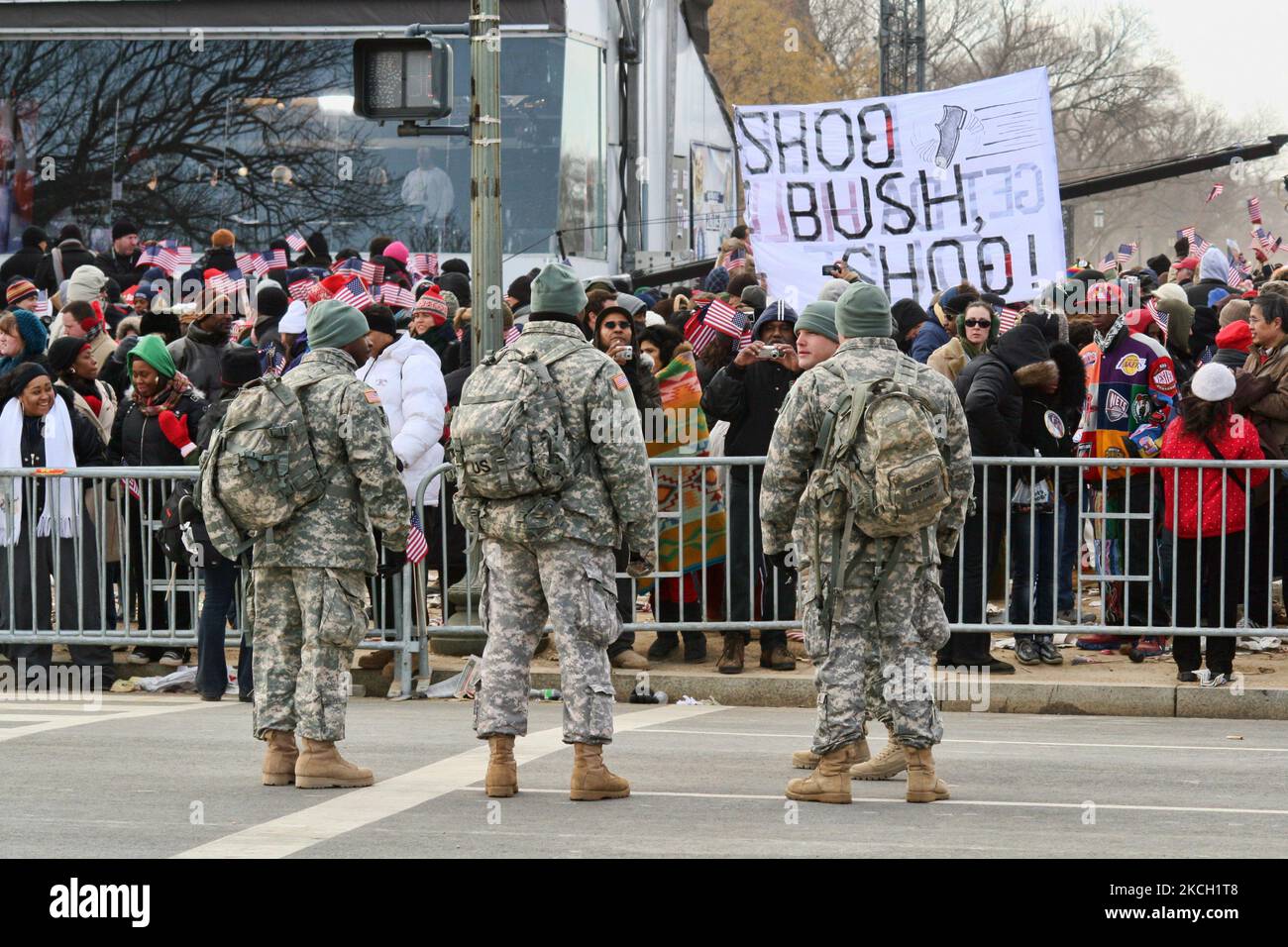 Les soldats militaires américains gardent un œil sur un grand groupe de manifestants lors d'une manifestation anti-George W. Bush lors de l'inauguration du président Barack Obama à Washington D.C., aux États-Unis d'Amérique, sur 20 janvier 2009. (Photo de Creative Touch Imaging Ltd./NurPhoto) Banque D'Images