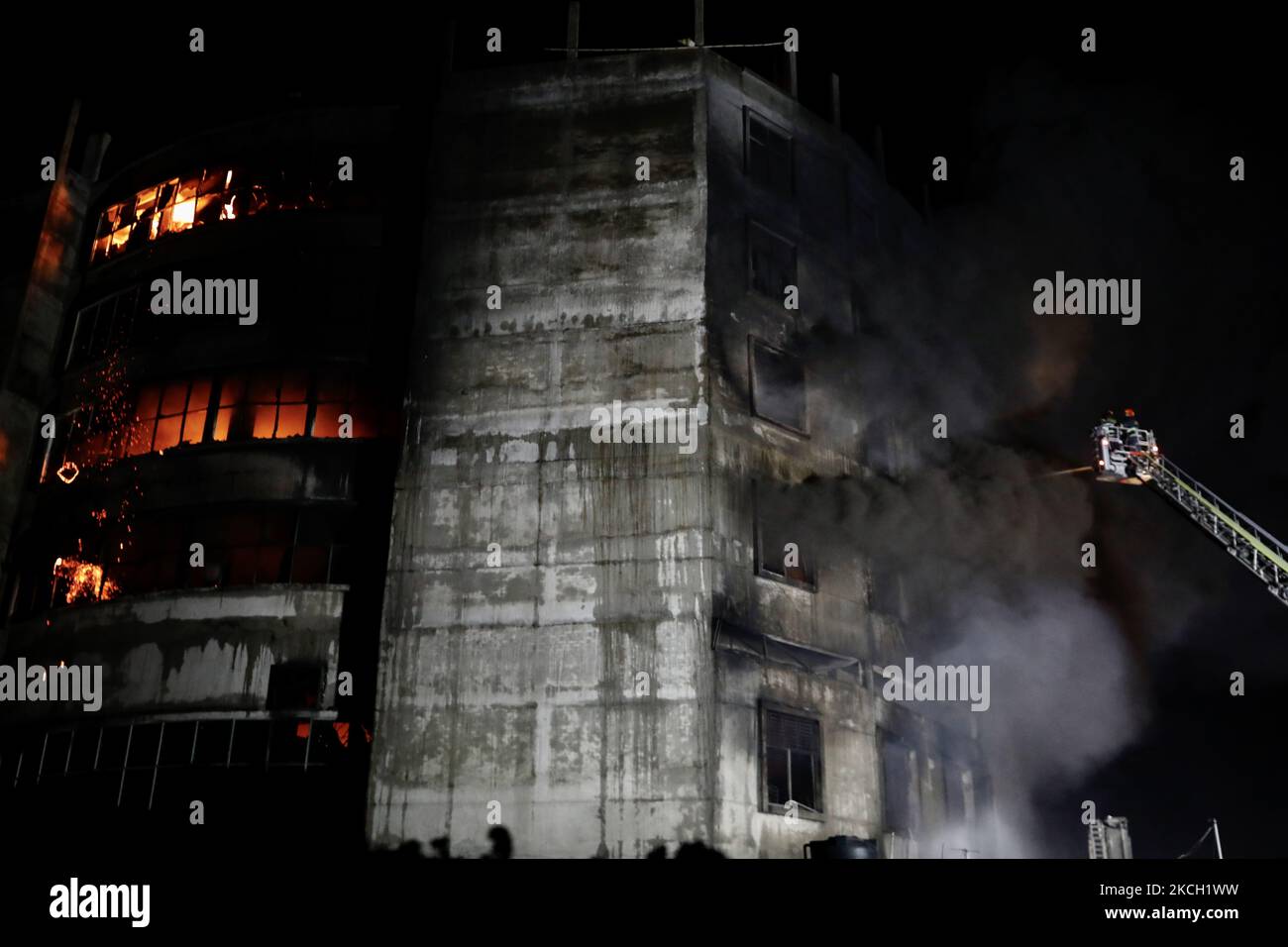Les pompiers travaillent sur les lieux d'un incendie qui a éclaté dans une usine nommée Hashem Foods Ltd. À Rupganj, dans le district de Narayanganj, à la périphérie de Dhaka, au Bangladesh, sur 9 juillet 2021. (Photo de Kazi Salahuddin Razu/NurPhoto) Banque D'Images