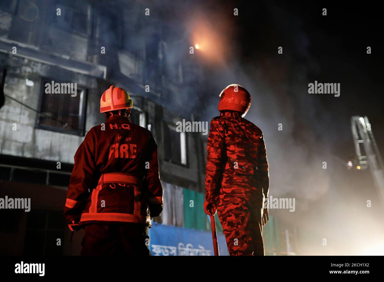 Les pompiers travaillent sur les lieux d'un incendie qui a éclaté dans une usine nommée Hashem Foods Ltd. À Rupganj, dans le district de Narayanganj, à la périphérie de Dhaka, au Bangladesh, sur 9 juillet 2021. (Photo de Kazi Salahuddin Razu/NurPhoto) Banque D'Images