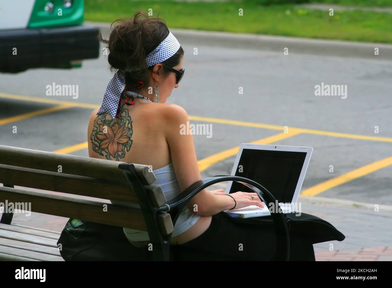 Fille avec un grand tatouage travaille sur un ordinateur portable à Toronto, Ontario, Canada, on 14 juillet 2008. (Photo de Creative Touch Imaging Ltd./NurPhoto) Banque D'Images
