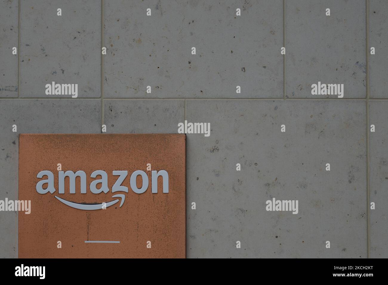 Logo Amazon vu à l'entrée de l'Amazone Shannon Building sur Burlington Road à Dublin. Jeudi 08 juillet 2021, à Dublin, Irlande (photo d'Artur Widak/NurPhoto) Banque D'Images