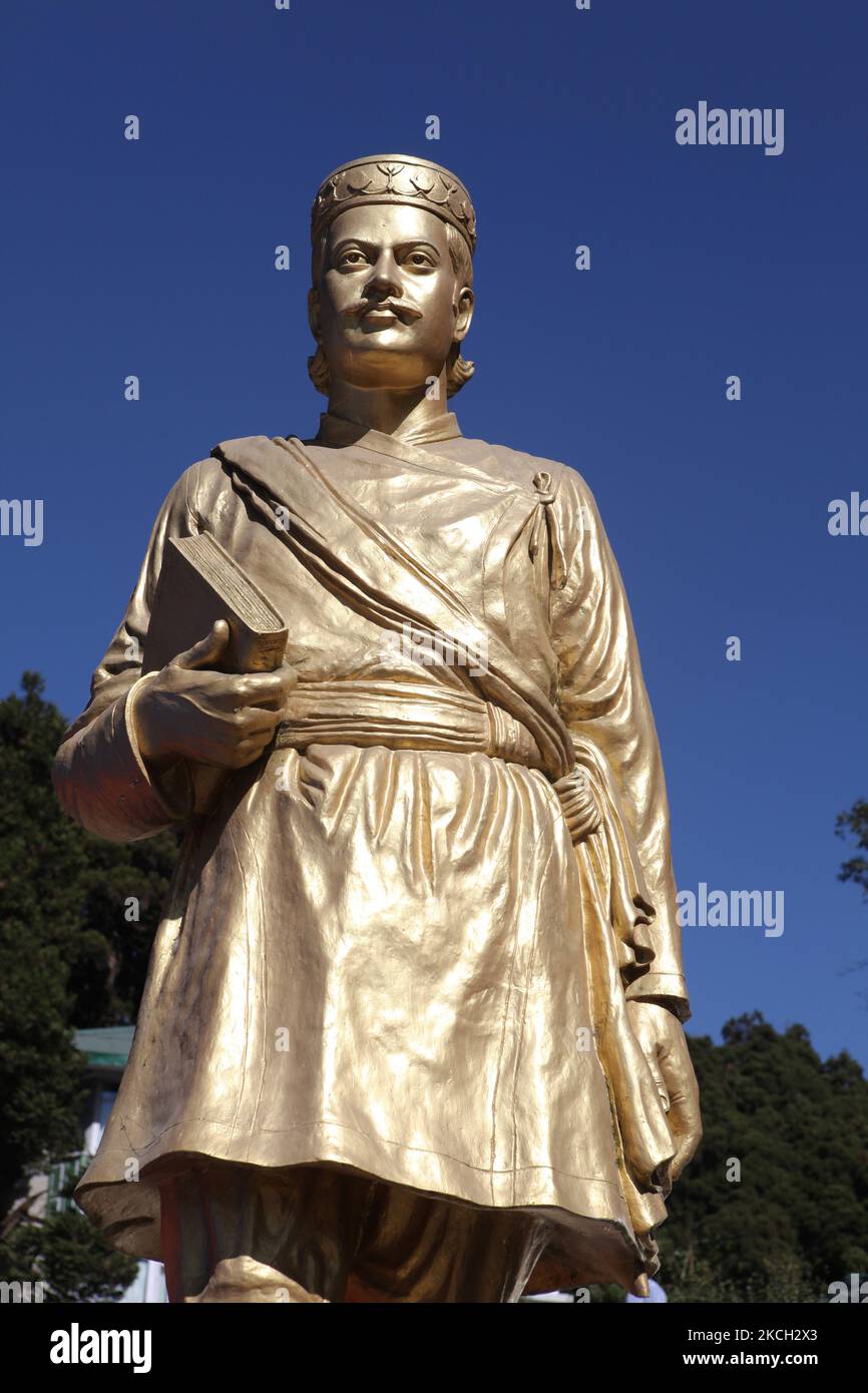 Statue du poète népalais Bhanubhakta Acharya sur la place Chowrasta à Darjeeling, Bengale-Occidental, Inde, sur 17 novembre 2012. Bhanubhakta est considéré comme le premier poète à écrire en langue népalaise. (Photo de Creative Touch Imaging Ltd./NurPhoto) Banque D'Images