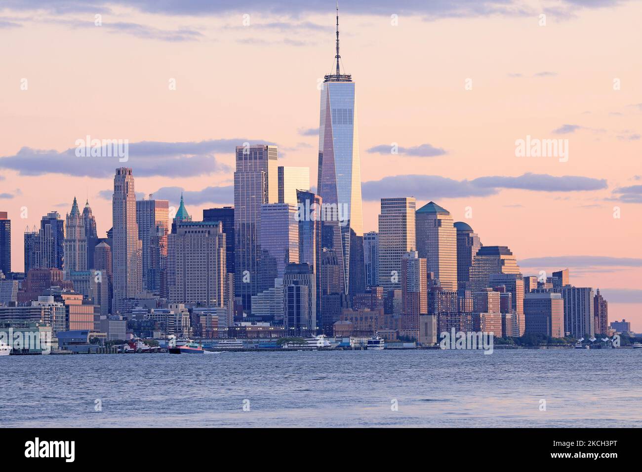Les gratte-ciels de New York City (Lower Manhattan) vue de l'eau après le coucher du soleil, USA Banque D'Images