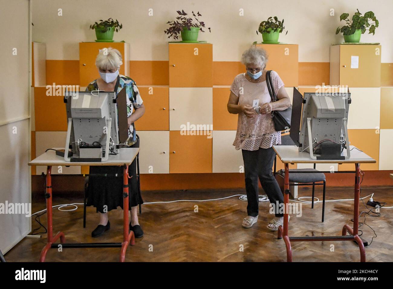 Les personnes qui ont voté lors des élections législatives anticipées à Sofia, en Bulgarie, le 11 juillet 2021. Le vote a lieu dans 13 012 bureaux de vote à travers le pays. Dans 9 401 d'entre eux, le vote se fait uniquement avec des machines. Les bulletins de vote papier seront utilisés dans les bureaux de vote de moins de 300 électeurs. (Photo de Georgi Paleykov/NurPhoto) Banque D'Images