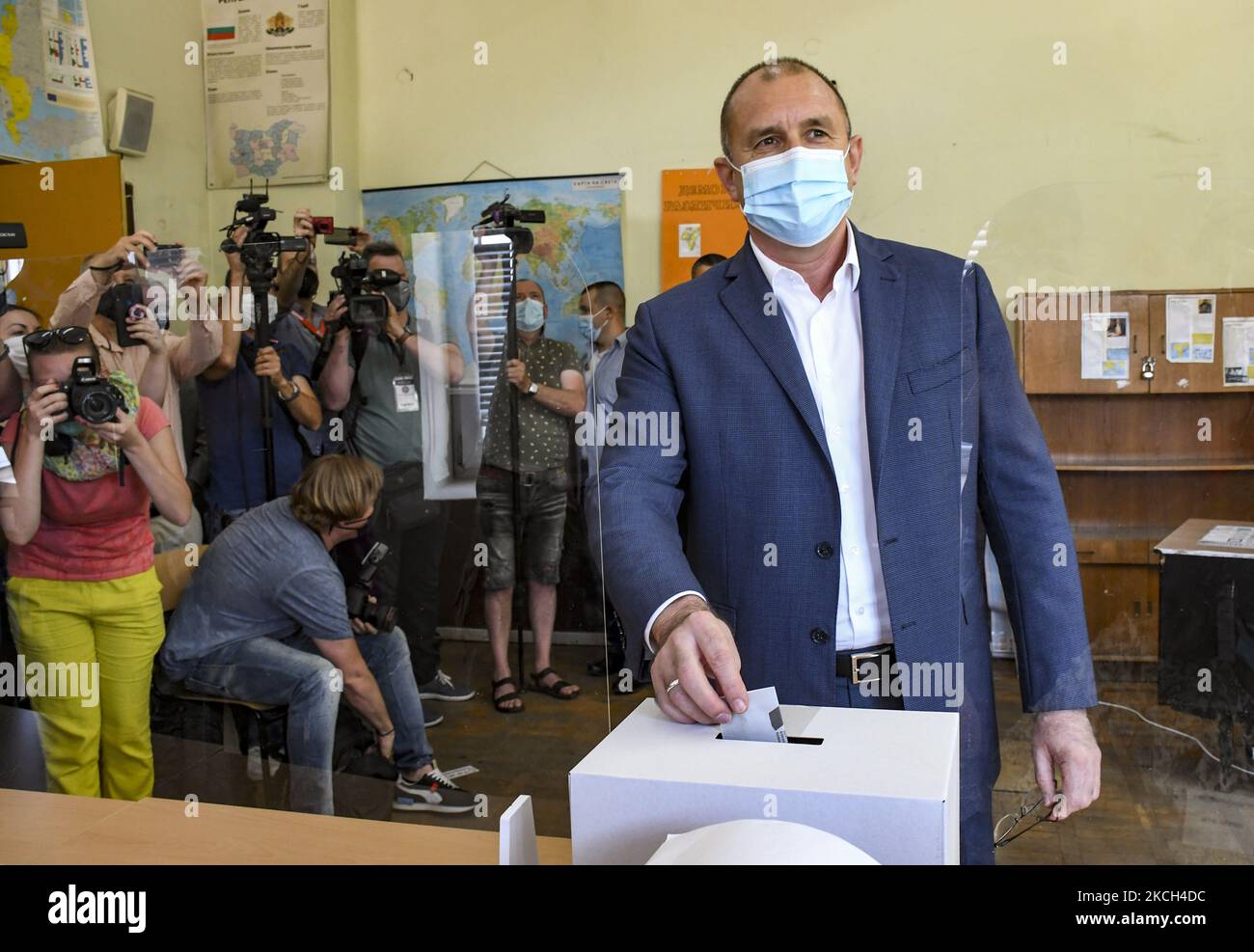 Le président bulgare Rumen Radev vote lors des élections législatives anticipées à Sofia, en Bulgarie, le 11 juillet 2021. Le vote a lieu dans 13 012 bureaux de vote à travers le pays. Dans 9 401 d'entre eux, le vote se fait uniquement avec des machines. Les bulletins de vote papier seront utilisés dans les bureaux de vote de moins de 300 électeurs. (Photo de Georgi Paleykov/NurPhoto) Banque D'Images