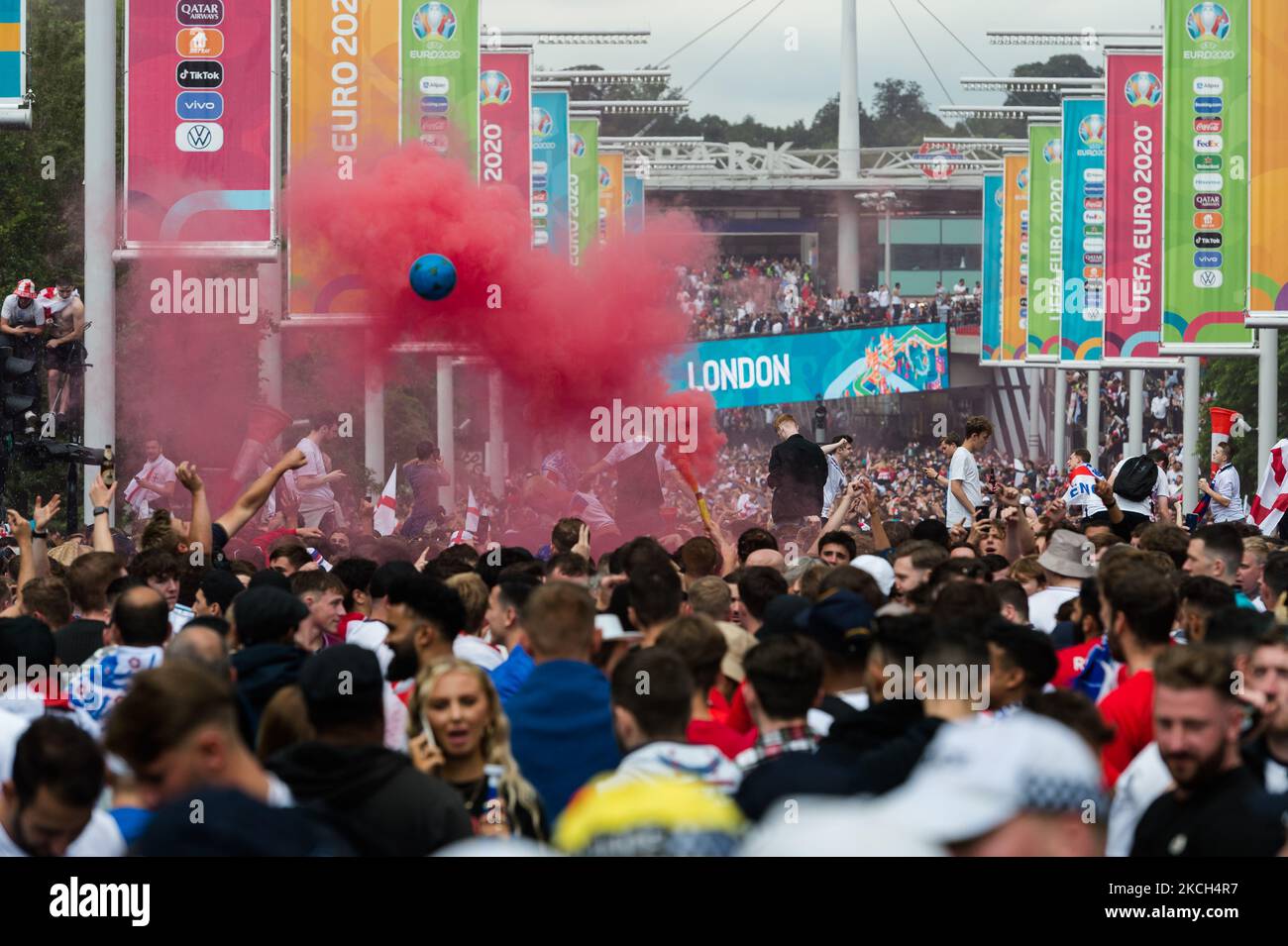 LONDRES, ROYAUME-UNI - 11 JUILLET 2021 : les fans de football arrivent au stade de Wembley avant le match d'Angleterre contre l'Italie dans la finale du Championnat d'Europe 2020 sur 11 juillet 2021 à Londres, Angleterre. La capacité de la finale à Wembley a été portée à 65 000 fans, ce qui en fait la plus grande foule d'un événement au Royaume-Uni depuis le déclenchement de la pandémie de Covid-19 alors que l'équipe nationale d'Angleterre atteint sa première finale de tournoi depuis la coupe du monde de 1966. (Photo de Wiktor Szymanowicz/NurPhoto) Banque D'Images