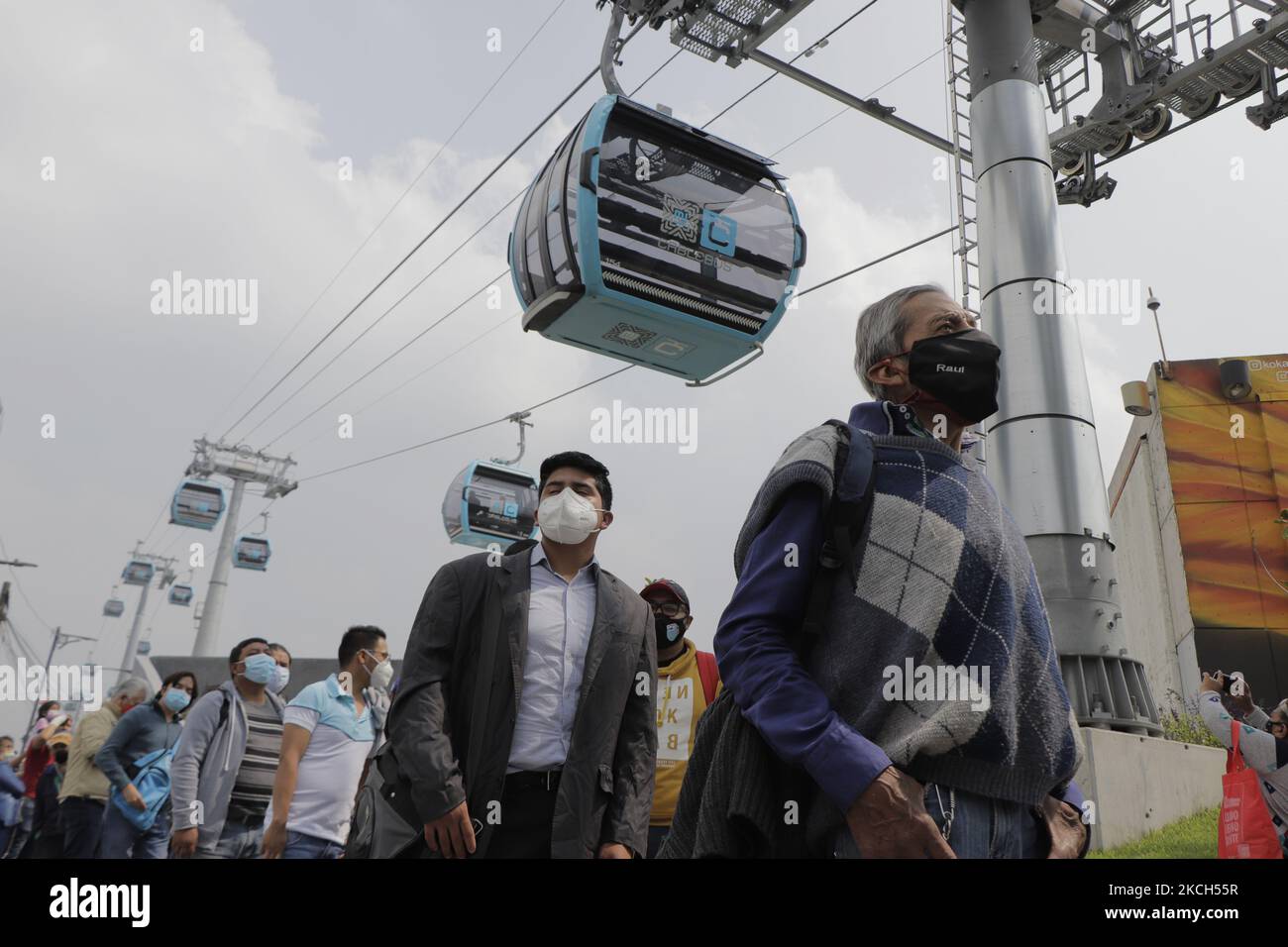 Un groupe de personnes avant l'inauguration de la ligne 1 du réseau de transport de Cablebus, qui va courir d'Indios Verdes à la région de Cuautepec, la limite urbaine de Mexico, situé dans la municipalité de Gustavo A. Madero. (Photo de Gerardo Vieyra/NurPhoto) Banque D'Images